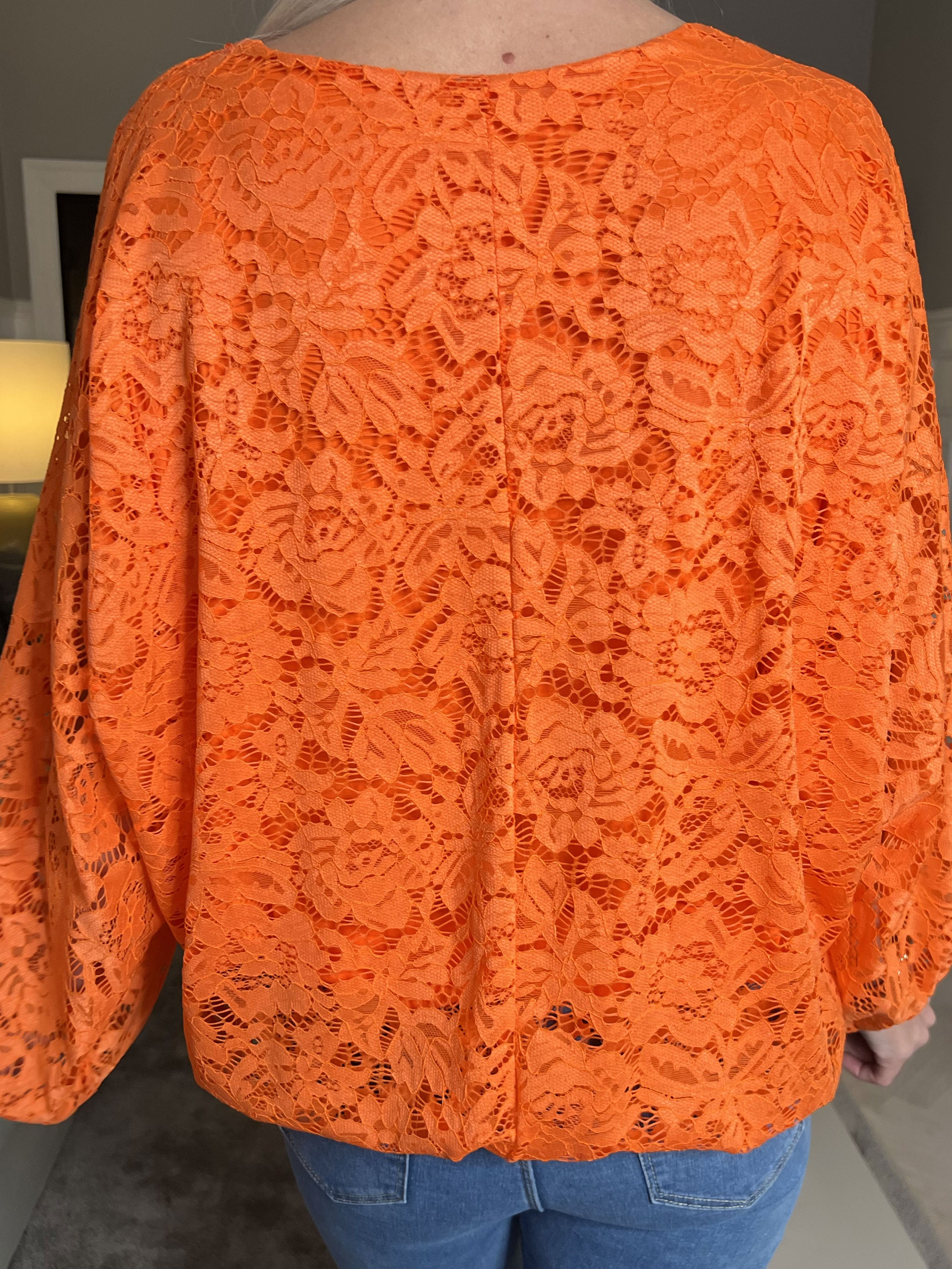 Destiny Lace - Bluse i blonde med flagermusærmer